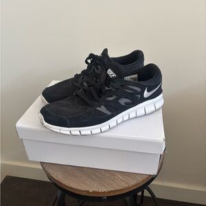 Nike Men’s Black and White Lightweight Athletic Sneakers